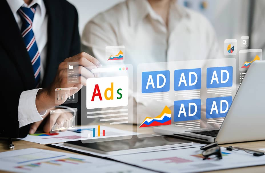 ビジネススーツの人物が広告管理を操作するデジタルシーン