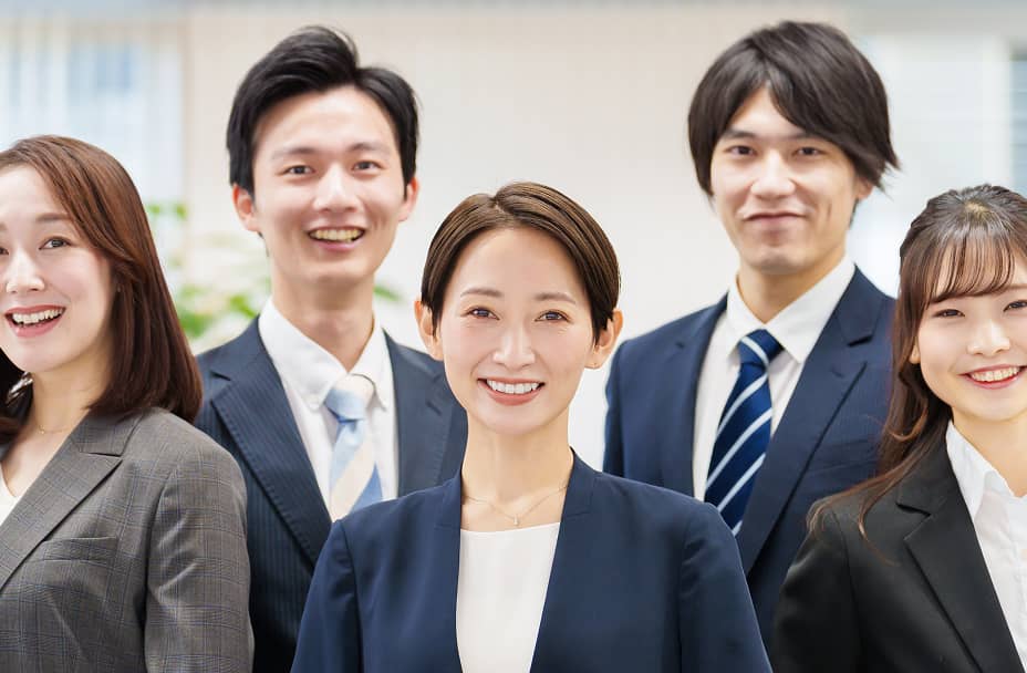 スーツ姿で並ぶ若手ビジネスパーソンのチーム写真