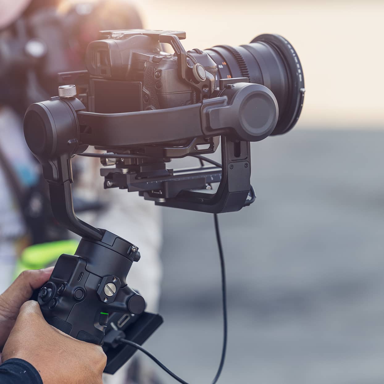ジンバルに取り付けられたカメラを操作する撮影現場の様子